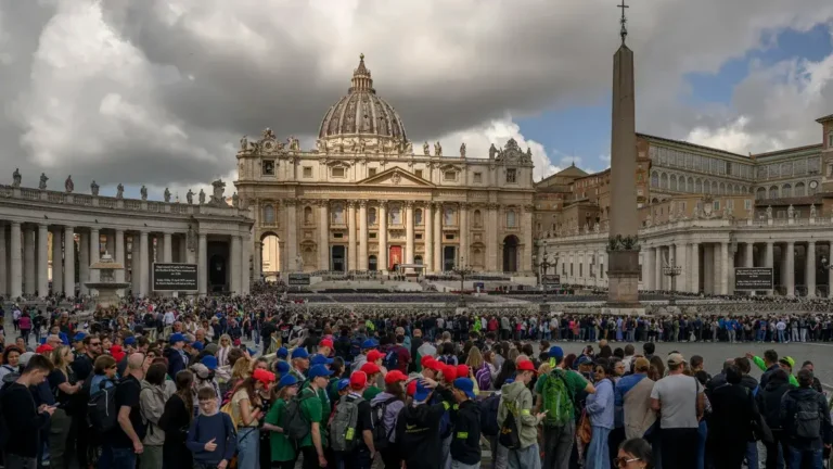 Pope Francis Laid to Rest as Mourners Fill St. Peter’s Square-tramesh