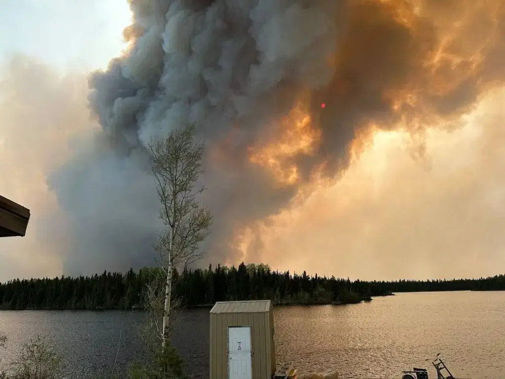 Canada Wildfires Force 17,000 to Evacuate as Smoke Spreads Toward U.S. 2 Canada Wildfires Force Manitoba Evacuations as Smoke Chokes Towns and Fire Threat Grows-tramesh