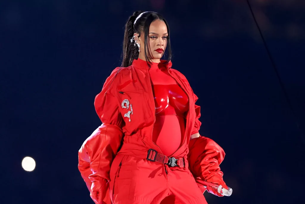 Rihanna Is the Queen of the High-Profile Pregnancy Reveal: See Her Three Major Bump Debuts 3 Rihanna-super-bowl