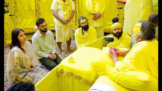 Virat Kohli, Anushka Sharma seek blessing at
