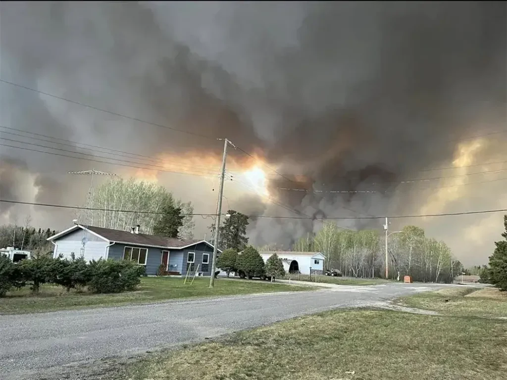 Wildfires Force Cranberry Portage Evacuations, Cut Power and Block Highway 15 Wildfires Force Cranberry Portage Evacuations, Cut Power and Block Highway-tramesh