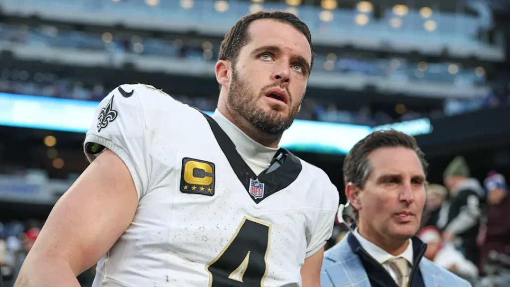 Derek Carr believes he injured shoulder vs. Giants, surgery reportedly still on the table 2 derek-carr-injury