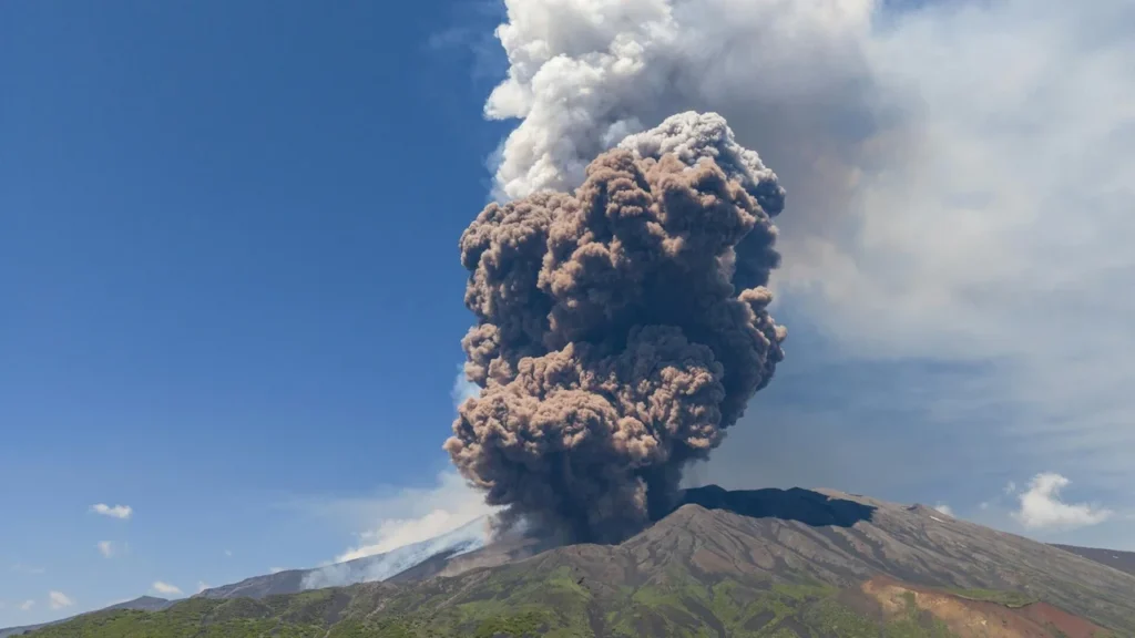 Huge eruption on Italy’s Mt. Etna leaves tourists fleeing volcano