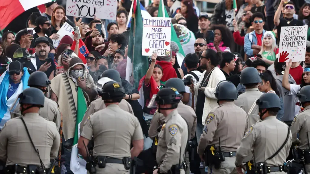 Los Angeles Braces for Fourth Day of Protests Against Immigration Raids 2 Los Angeles Braces for Fourth Day of Protests Against Immigration Raids-tramesh